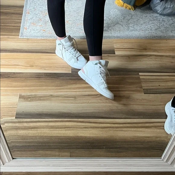 On Cloud The Roger White High-Top Sneakers Women’s 8.5 EUC - Picture 3 of 10